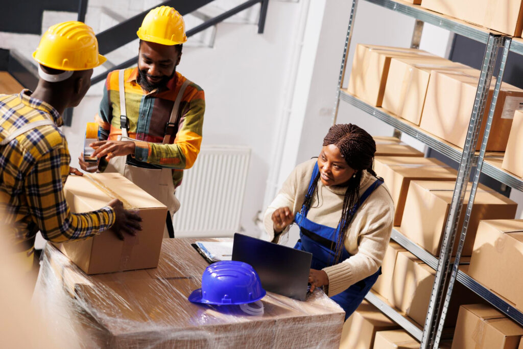 Équipe logistique à Douala : L’expertise Servi-Tek Sarl